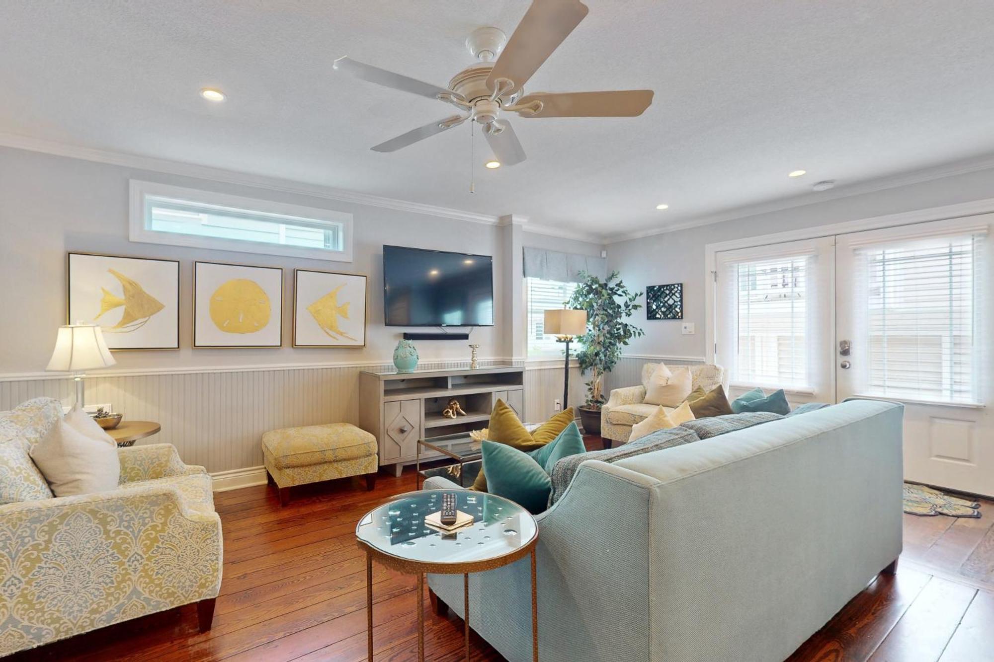 The Beachy & Charming Whale Galveston Rom bilde